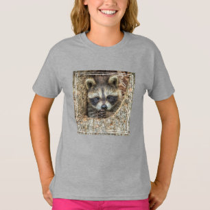 Camiseta Ninho de Guaxinim Dentro de uma Cavidade de Árvore
