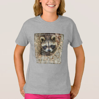 Camiseta Ninho de Guaxinim Dentro de uma Cavidade de Árvore
