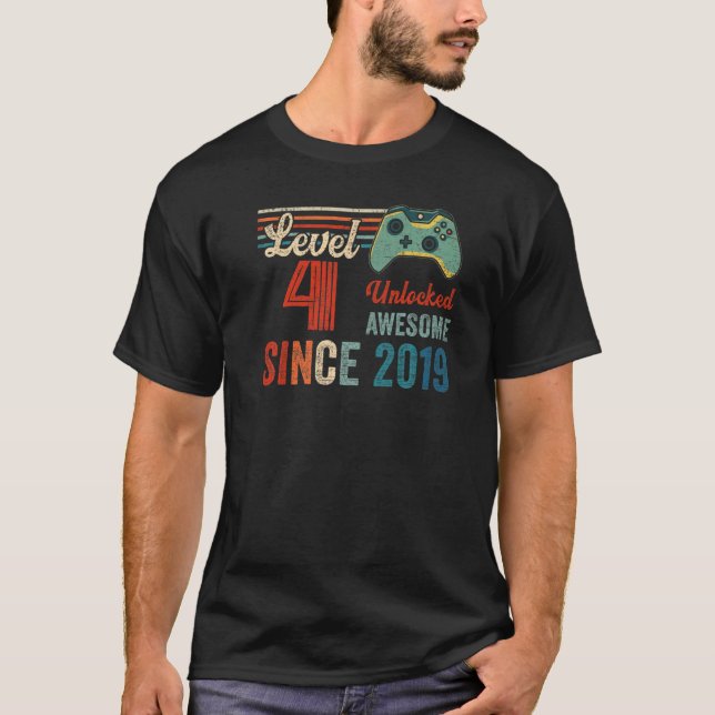 Camiseta Nível 4 Desbloqueado Aniversário 4 Anos Vídeo Jogo (Frente)