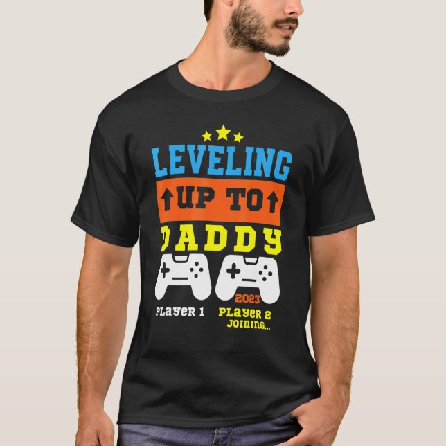 Camiseta Nivelando Até Pai 2023 Gamer Engraçado Em Breve A  (Frente)