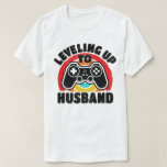 Camiseta Nivelando Para O Grupo Marido Para Ser Jogador De<br><div class="desc">Um grupo engraçado para ser design de anúncio de noivado de jogos que diz "Leveling Up To Husband" (Levando para o marido) para um jogador que vai se casar e se tornar um Futuro Marido.</div>