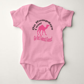 Camiseta No dia da corcunda eu visto rosa e camelo