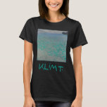 Camiseta No Lago Attersee de Gustav Klimt, Vintage Fine Art<br><div class="desc">No lago Attersee (1900), por Gustav Klimt é uma pintura de arte do simbolismo vitoriano da era vitoriana que apresenta o lago Attersee (também conhecido como Kammersee). O lago Attersee é o maior lago da região de Salzkammergut, na Áustria. Klimt passou o Verão juntamente com Emilie Flöge em Litzlberg no...</div>