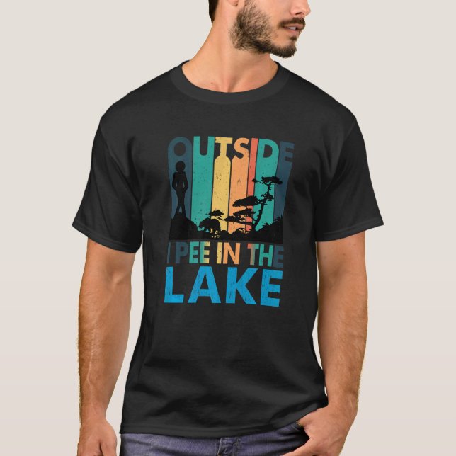 Camiseta No Lago Funny Summer I Pee Lá Fora (Frente)