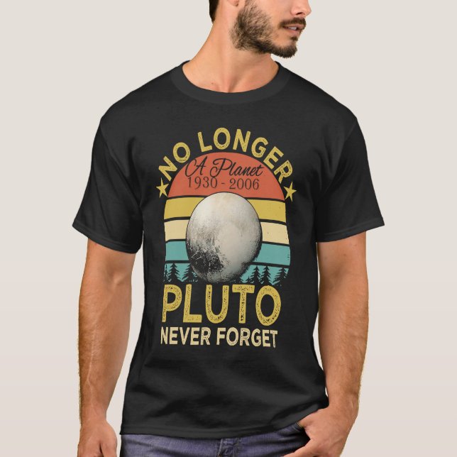 Camiseta No Longer A Planet Pluto Never Forget (Frente)