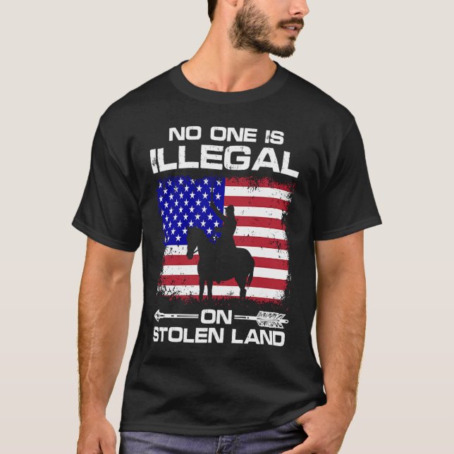 Camiseta No one is illegal on stolen Land Indigenous Immigr (Frente)
