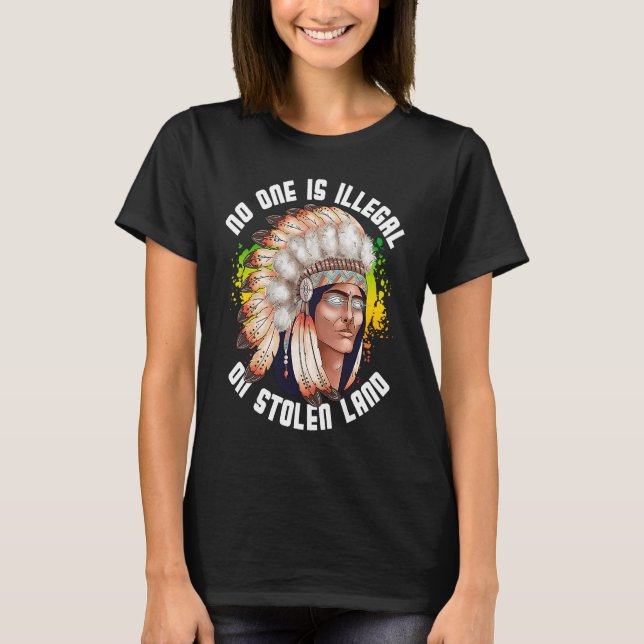 Camiseta No One Is Illegal On Stolen Land Native Indigenous (Frente)