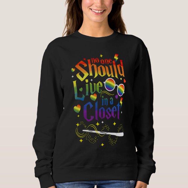 Camiseta No One Should Live In A Closet LGBT Gay Pride (Frente)
