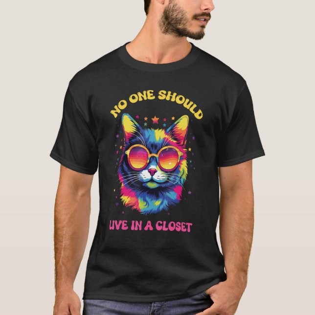 Camiseta No One Should Live In A Closet LGBTQ Gay Pride Cat (Frente)