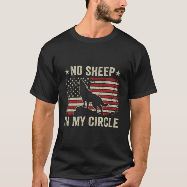 Camiseta No Sheep In My Circle Usa Flag Wolves Not Sheep (Frente)