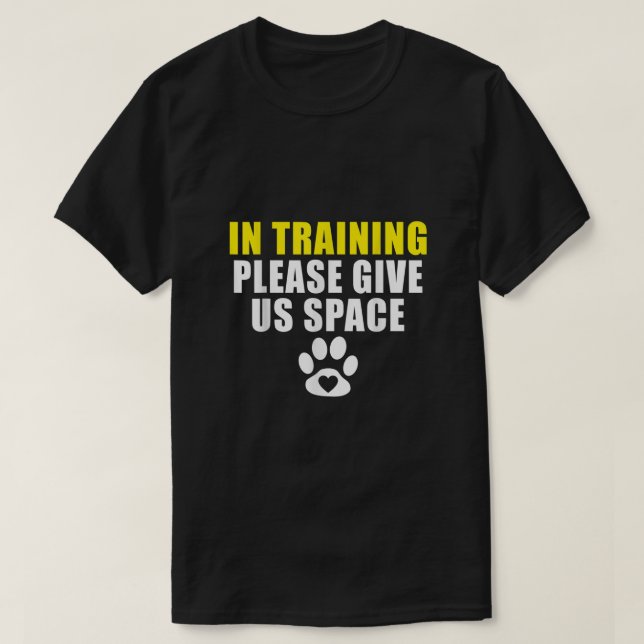 Camiseta No Treinamento, Por Favor, Dê-Nos Um Cão De Treina (Frente do Design)