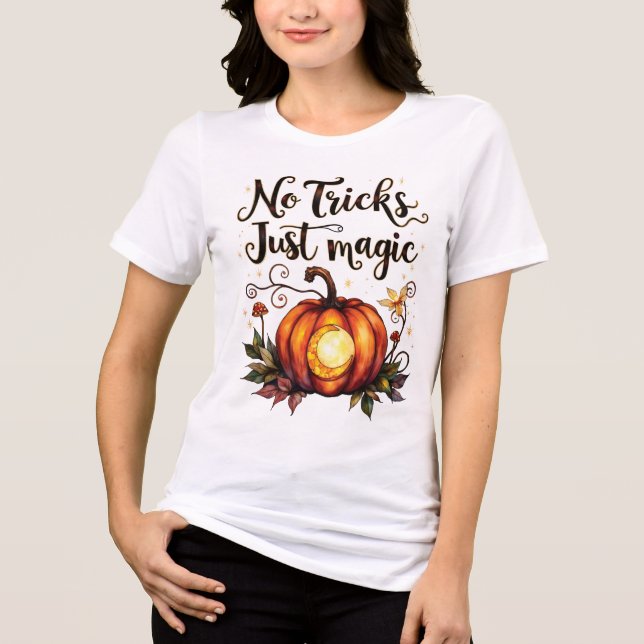 Camiseta No Tricks Just Magic Halloween Pumpkin Design (Frente)