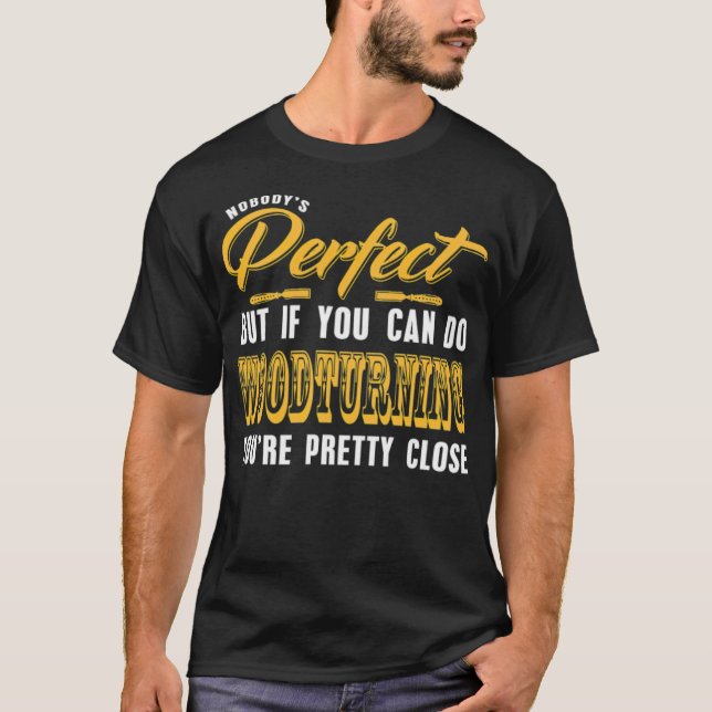 Camiseta Nobody Is Perfect but Woodturning is pretty truck  (Frente)