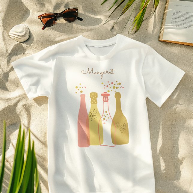 Camiseta Noite das Garotas Retrô de Champanhe Fofa Personal (For a bachelorette part or any time, our retro Champagne T-shirt sports a cute golden retro look.)