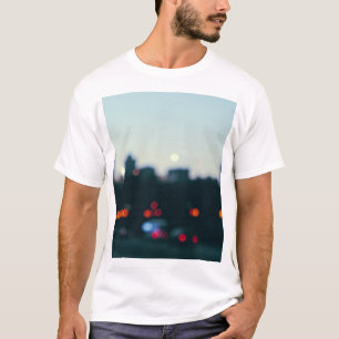 Camiseta Noite de Varsóvia: Silhueta Blurry Cityscape.