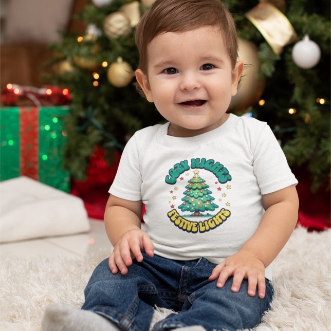 Camiseta Noites Cozy, Luzes Festivas, Árvore de Natal (Criador carregado)