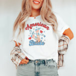 Camiseta Noiva Americana Bachelorette, 4 de julho<br><div class="desc">Celebre sua festa de solteira de estilo com nossa "Noiva Americana"... a T-Shirt da Cowgirl de julho! Perfeito para a futura noiva patriótica, esta camisa apresenta um tema divertido para a vaquinha com sotaques vermelhos, brancos e azuis. Quer você esteja atingindo o rodeio ou apenas aproveitando uma celebração festiva, esta...</div>