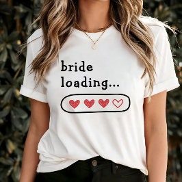 Camiseta Noiva Carregando Corações Vermelhos