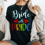 Camiseta Noiva com Orgulho LGBTQ  Casamento<br><div class="desc">Celebre o amor e a igualdade com esta bela camiseta "Noiva com Orgulho"! Perfeito para casamentos LGBTQ  e celebrações do amor,  esta camisa apresenta um vibrante design do arco-íris e a empoderante mensagem "Noiva com Orgulho". Mostre seu apoio à igualdade de casamentos e vista seu orgulho na manga!</div>