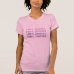 Camiseta Noiva de casamento personalizável novo nome na cam<br><div class="desc">fácil de personalizar! deixe o mundo saber seu novo nome! perfeito para a lua de mel, recém-casada, noiva ou chá de quatro linhas de texto em uma fonte retrorada legal cada linha pode ser alterada usando a ferramenta design para outras mudanças na design. não como a fonte ou a cor?...</div>