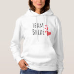 Camiseta Noiva de Equipe<br><div class="desc">Design incrível com a citação "Equipe Noiva" e três corações vermelhos. Excelente e ideia engraçada para uma festa de solteira ou para a festa de casamento.</div>