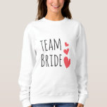 Camiseta Noiva de Equipe<br><div class="desc">Design incrível com a citação "Equipe Noiva" e três corações vermelhos. Excelente e ideia engraçada para uma festa de solteira ou para a festa de casamento.</div>
