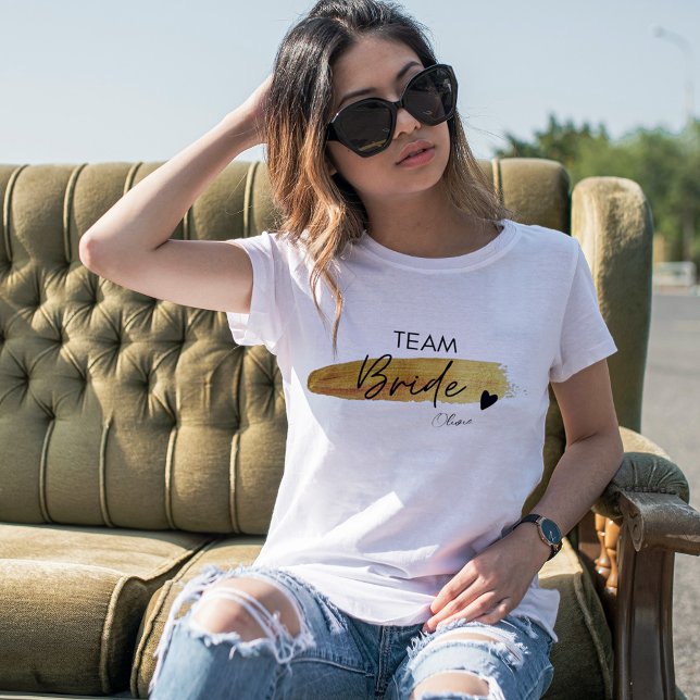 Camiseta Noiva Equipe Moderno e Sofisticado Personalizado D (Personalized Gold & Black Modern Chic Team Bride T-Shirt)
