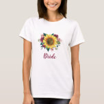 Camiseta Noiva Floral Sunflower Burgundy Casamento Rosa<br><div class="desc">Esta camisa de noiva apresenta um design floral de cor d'água com um girassol e rosas de burlões. Personalize com seu próprio texto. Os produtos correspondentes estão disponíveis. Visite nossa loja ou veja nossas páginas de coleta para ver o intervalo de cheios.</div>