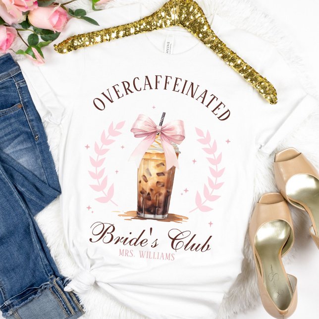Camiseta Noiva Hipercafeinizada do Clube de Café Gelado Sra (Pink bow Over caffeinated bride's club wedding day white t-shirt gift, custom Mrs name, bachelorette)