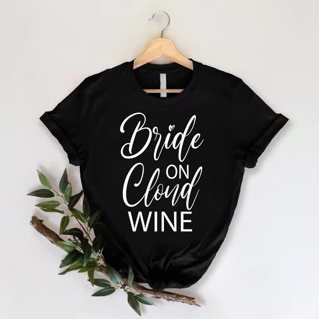 Camiseta Noiva no Vinho Cloud | Despedida de Solteira Engra (Bride on Cloud Wine | Funny Bachelorette Party T-Shirt)