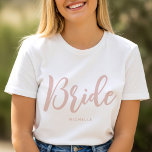Camiseta Noiva Nome Personalizado Dusty Pink White<br><div class="desc">Celebre a Noiva em estilo com esta camiseta personalizada chic! Com a palavra "noiva" em uma fonte de script na moda, este modelo pode ser personalizado com um nome, data de casamento, local ou qualquer texto que você escolher. Perfeito para festas de solteira, chás de panela, ou um fim de...</div>