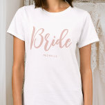 Camiseta Noiva Nome Personalizado Dusty Pink White<br><div class="desc">Celebre a noiva a ser com uma camiseta personalizada única! Um design simples e na moda com letra de script de tendência e personalizado com o nome da noiva, data do casamento, local ou outro texto. Esta camiseta branca e rosa na moda, faz um presente adorável para um fim de...</div>