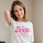 Camiseta Noiva rosa, bonita e personalizada<br><div class="desc">Maravilhosa Tipografia Rosa para a Noiva Ser Celebrada o próximo passo de sua jornada amorosa com estilo e borrifar algumas vibrações radiantes com nossa bela Tipografia Rosa para a futura noiva! Esta peça de tendências é perfeita para festas de solteira, celebrações de chás de panela e meninas noites fora. Seu...</div>