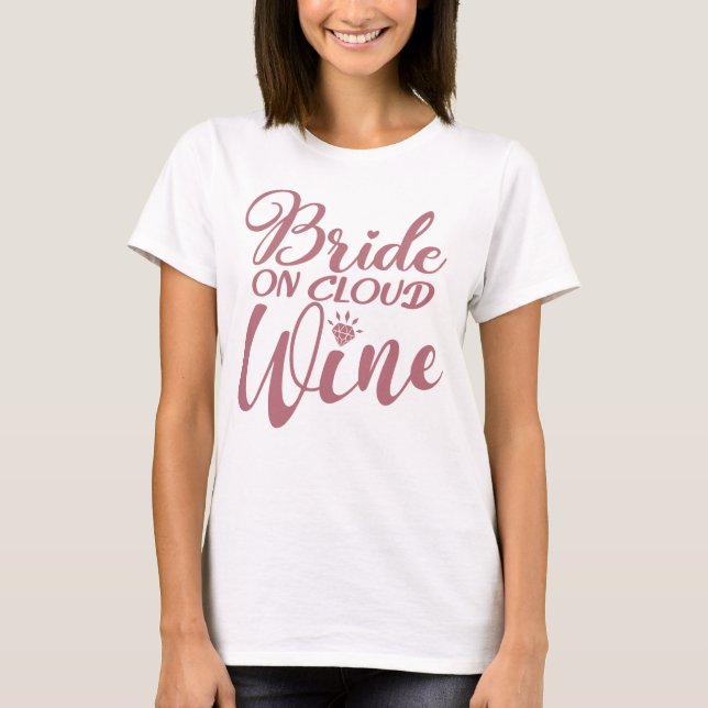 Camiseta Noiva Sobre Vinho Em Nuvem - Bachelorette & Bridal (Frente)
