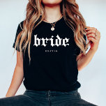Camiseta Noiva | Texto Gótico legal<br><div class="desc">Esta na moda,  camisa preta para a noiva,  apresenta textos modernos,  brancos,  góticos ou do estilo inglês antigo.</div>