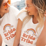 Camiseta Noiva Tribo Retro Groovy Daisy 70s Bachelorette<br><div class="desc">Divirta-se em festa de solteira com esta camiseta legal,  com retrorreflector arco-íris,  margarida,  fonte e texto personalizado de sua escolha. Adicione facilmente seus próprios detalhes clicando na opção "personalizar" este modelo.</div>
