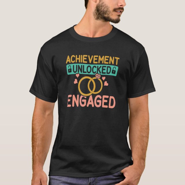 Camiseta Noivado desbloqueado Bachelorette de Casal Engajad (Frente)