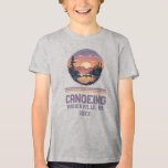Camiseta Nome da Data da Localização da Canoa do Lover de C<br><div class="desc">Apresentando nossa camisa de canoagem para entusiastas da canoa. Para torná-lo de um tipo, a camisa pode ser personalizada com um local (ou nome do evento) e data na frente e um nome e identificador social no verso. Se preferir não ter nada no verso, basta apagar o texto existente e...</div>