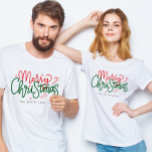 Camiseta Nome da Família de Natal Personalizada<br><div class="desc">Compartilhe a alegria de Natal com esta design de camiseta festiva da Família Natal. Perfeito para dar como presente de Natal a toda a família! Perfeito para férias familiares ou grandes reuniões familiares!</div>
