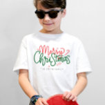 Camiseta Nome da Família de Natal Personalizada<br><div class="desc">Compartilhe a alegria de Natal com esta design de camiseta festiva da Família Natal. Perfeito para dar como presente de Natal a toda a família! Perfeito para férias familiares ou grandes reuniões familiares!</div>