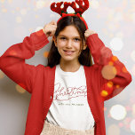 Camiseta Nome da Família de Script Moderno de Natal<br><div class="desc">Design de caligrafia de Natal moderna e minimalista com seu nome familiar para aquelas fotos da família! Simples, porém clássico, na moda em vermelho e verde, esta camisa fofa faz com que a família seja festiva! Balançar as férias em nossa camiseta personalizada com roteiro moderno. Desembrulhe a alegria! 🎄 👨...</div>