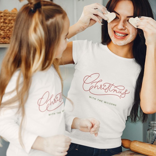 Camiseta Nome da Família de Script Moderno de Natal (#MatchingChristmasShirts #FestiveFamily #ChristmasStyle
Spread cheer! Rock the holidays with this!)