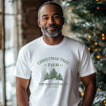 Camiseta Nome da Família Personalizada Retrô de Fazenda da<br><div class="desc">Entre no espírito de feriado com esta camiseta masculina! Apresentando seu nome familiar e uma design de fazenda de árvore de Natal em verde-sábio,  é perfeito para encontros festivos e torcida de férias!</div>