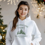 Camiseta Nome da Família Personalizada Retrô de Fazenda da<br><div class="desc">Fique confortável e festivo com nosso casaco de férias! Apresentando seu nome familiar e uma design de fazenda de árvore de Natal em verde-sábio,  é perfeito para dias de inverno infantis e encontros de férias.</div>