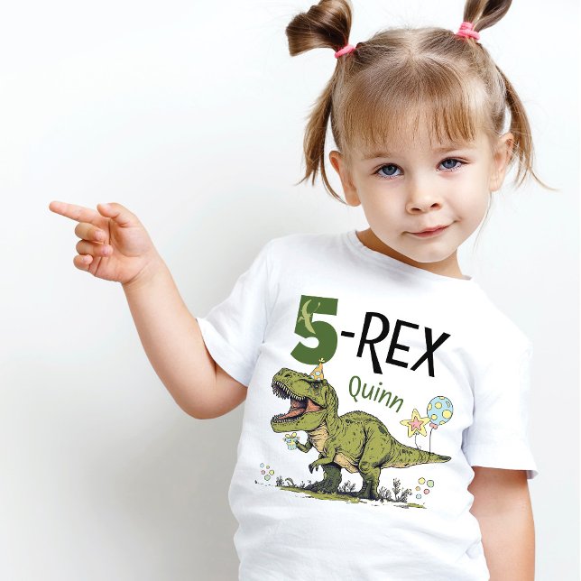 Camiseta Nome da Festa de aniversário do Tema do Dinossauro (Cute Jurassic theme roaring dinosaur cartoon 5-rex 5th girl birthday invitation, green t-rex )