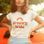 Camiseta Nome da noiva do Groovy Retro 70s Festa de solteir<br><div class="desc">Comemore sua solteira com esta camiseta super divertida,  com tipografia de groovy,  flores de margarida,  data personalizada,  localização e nome de caligrafia elegante. Adicione facilmente seus próprios detalhes clicando na opção "personalizar".</div>