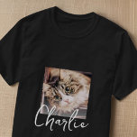 Camiseta Nome de Foto de Pet de Crachá Personalizado de Gru<br><div class="desc">Este design simples e clássico é composto por tipografia serif e adiciona uma foto personalizada.</div>