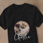 Camiseta Nome de Foto de Pet do Crachá Personalizado de Gru<br><div class="desc">Este design simples e clássico é composto por tipografia serif e adiciona uma foto personalizada.</div>
