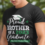 Camiseta Nome do boné verde-formando preto do Irmão 2023<br><div class="desc">Comemore a graduação de seu irmão ou irmã com esta camiseta moderna, com um "IRMÃO Orgulhoso de uma tipografia de Formando 2023" em preto e verde; personalize facilmente essa camiseta com o ano de graduação e o nome do formando editando os campos de modelo. Esta t-shirt faz parte da nossa...</div>