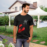 Camiseta Nome do cozinheiro de lagosta vermelha<br><div class="desc">Tema náutico,  verão e comida marítima. Uma lagosta vermelha e o texto: Chef com um moderno roteiro de estilo escrito com a mão vermelha. Modelo para o seu nome.</div>